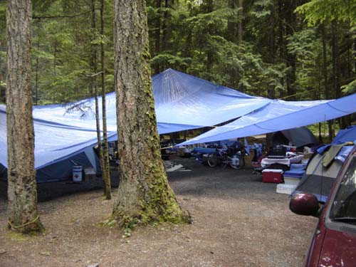 using tarp to make camp rain shelter