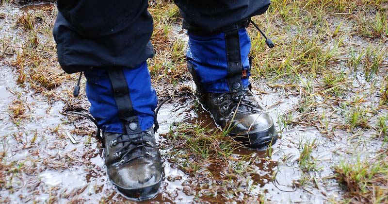 how to keep feet dry hiking